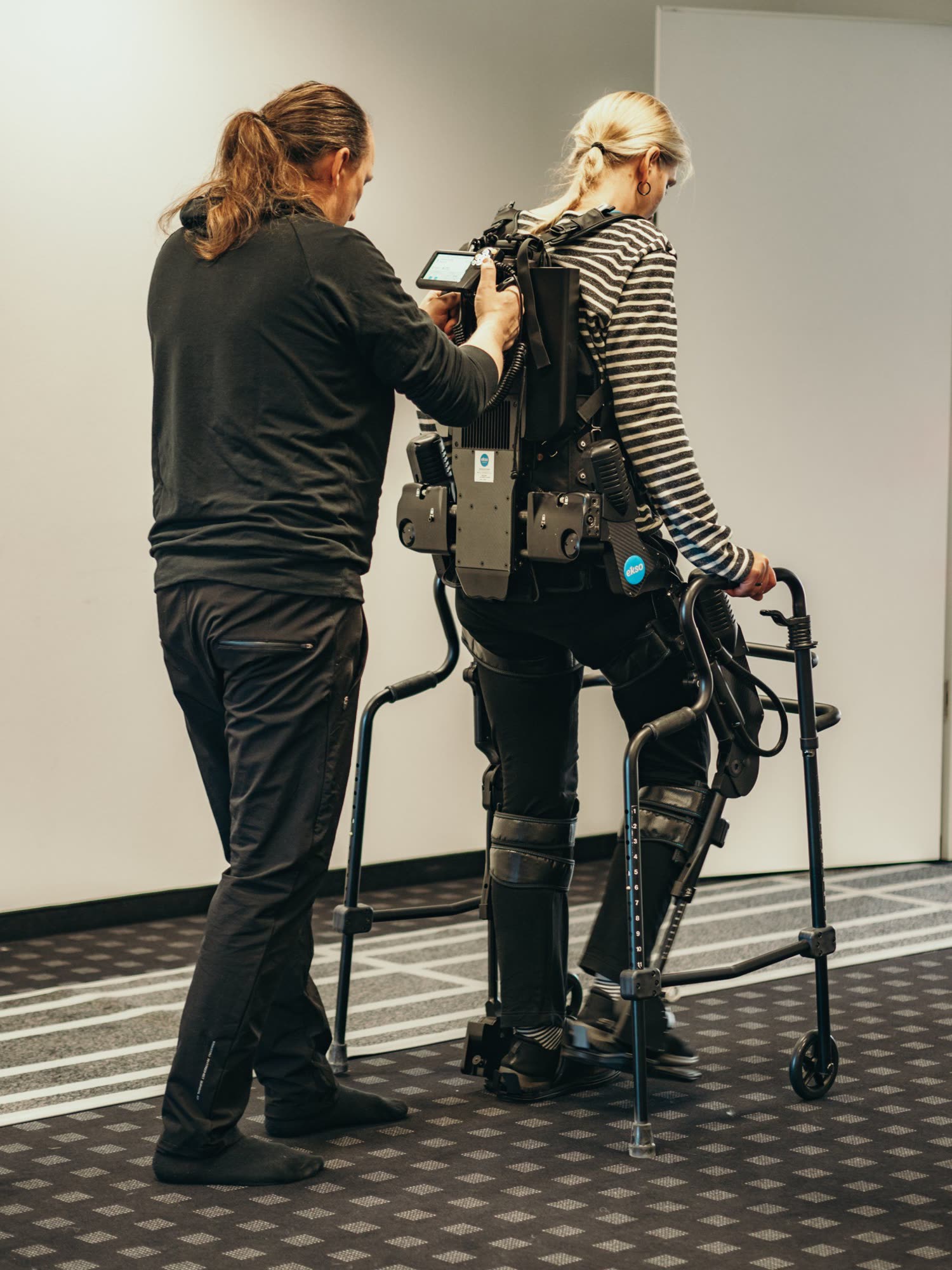 Gangtraining mit dem Exoskelett im Therapiezentrum